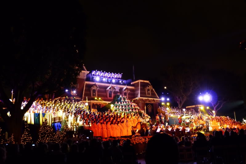 Disneyland's Candlelight Processional – With Dick Van Dyke! - Disney ...